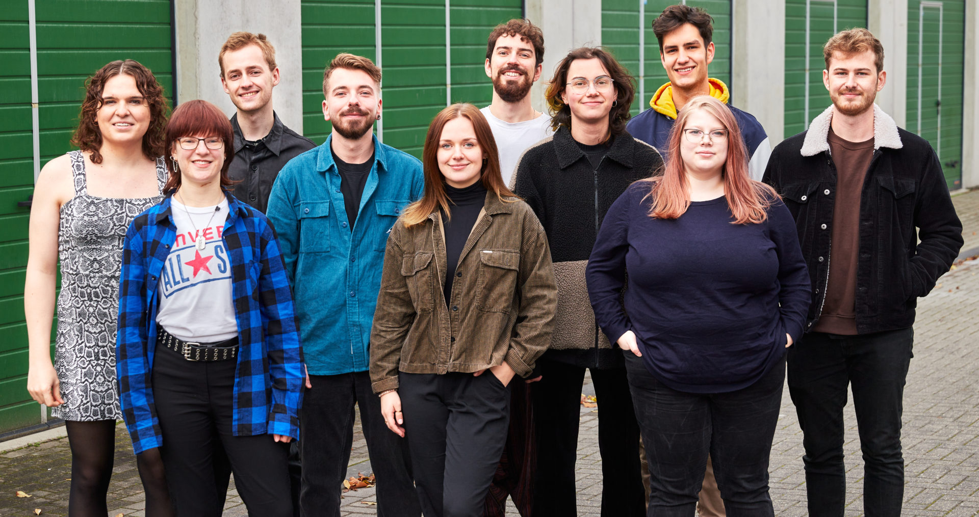 Teamfoto mit zehn jungen Menschen
